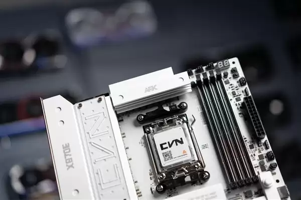 纯白只要2399元!七彩虹首款AMD X870E高端主板开卖