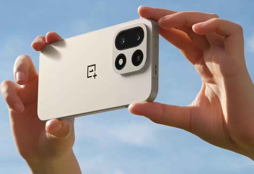 彩排完成，好戏将至！一加 15 完成首次彩排，李杰重申“好饭不怕晚”></figure><p>图片来源：一加手机官方微博</p><p>核心配置上，一加 15 搭载高通第五代骁龙8至尊版处理器，配备金属中框，支持超声波屏幕指纹识别以及满级防水功能，出厂预装ColorOS 16系统。这些配置共同确保了手机在性能、安全和耐用性方面的全面表现。</p><p><img src=