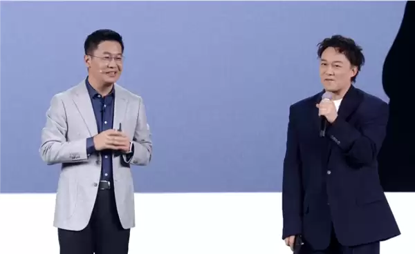 正是闯的年纪！卢伟冰和陈奕迅同台：还要再唱50年