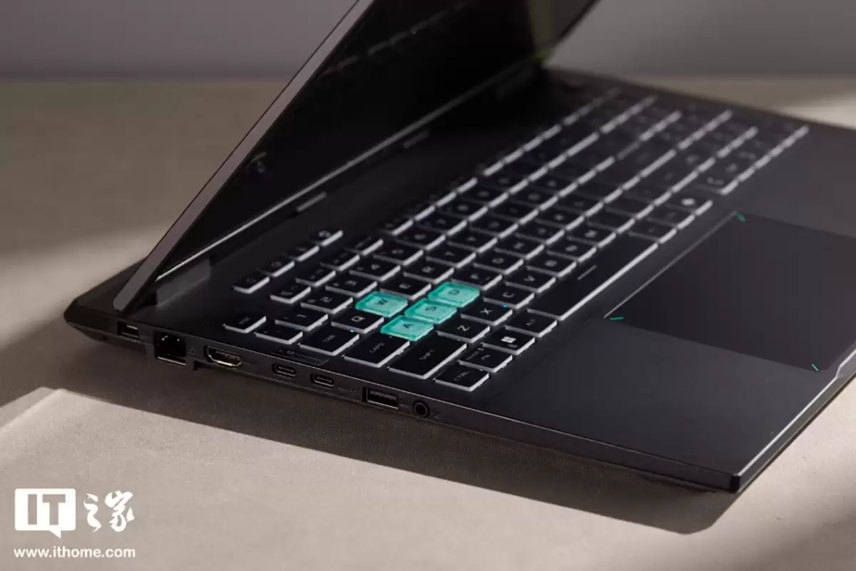 【IT之家开箱】华硕天选 6 Pro 酷睿版游戏本图赏：全新模具设计，多项细节优化