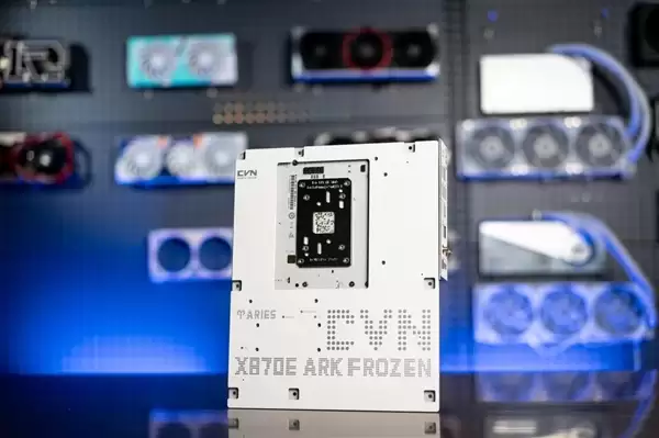 纯白只要2399元!七彩虹首款AMD X870E高端主板开卖