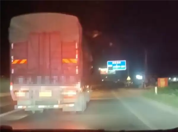 严重超载大货车蛇形走位阻拦消防车10分钟:后果舒适!