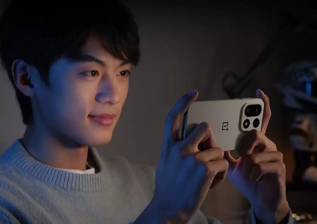 彩排完成,好戏将至!一加 15 完成首次彩排,李杰重申“好饭不怕晚”></figure><p>图片来源:一加手机官方微博</p><p>影像系统方面,一加 15 首次搭载OPPO最高规格的“LUMO凝光影”技术,带来至今最强的影像表现。新机支持超高速无影抓拍功能,能够精准定格运动瞬间;超清实况照片可以留住更多画面细节;宽画幅模式则赋予照片更强的电影感。视频拍摄方面支持4K 120帧 10bit Log格式,为专业创作者提供了更广阔的后期空间。</p><figure class=