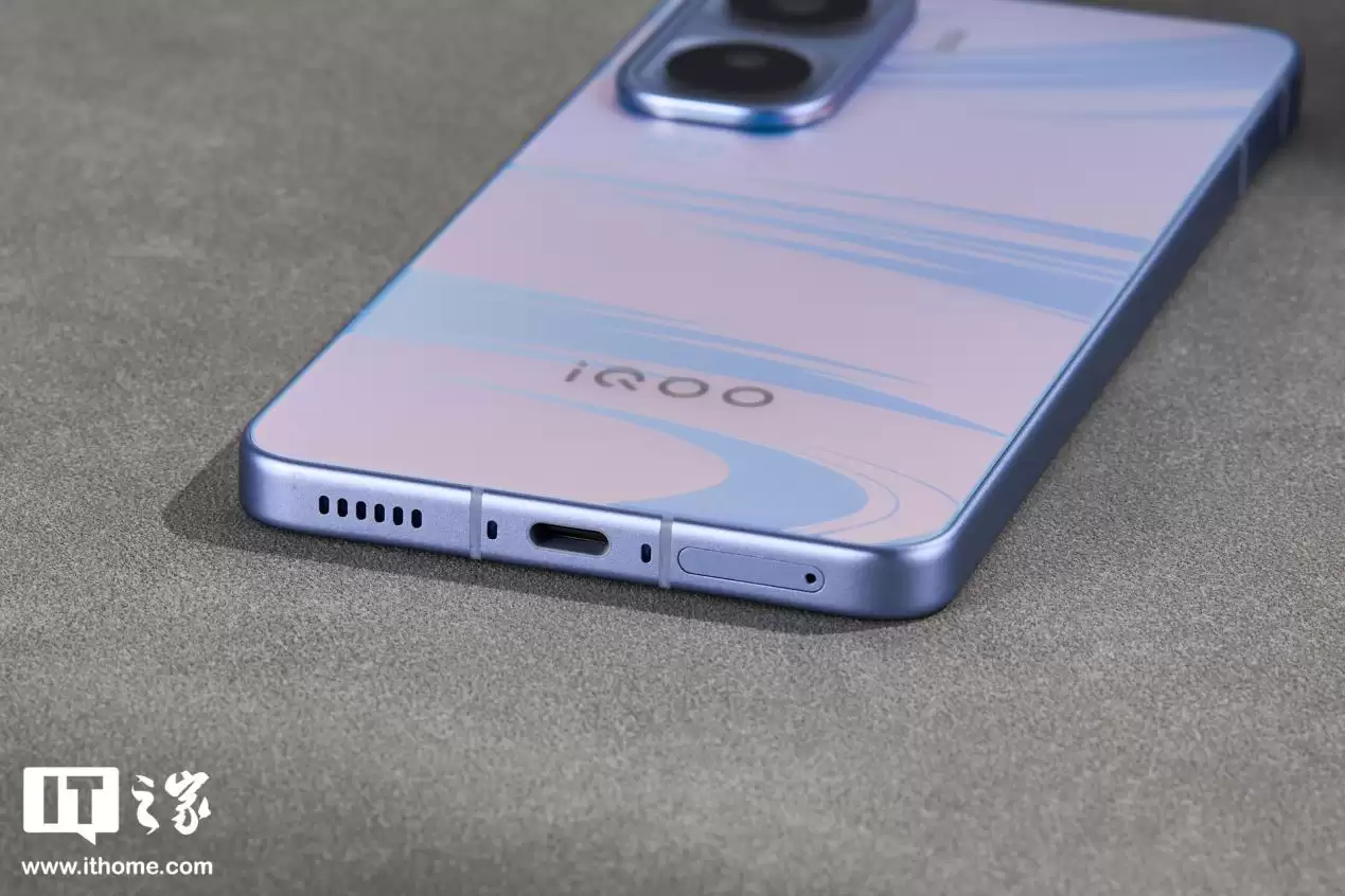 【IT之家开箱】iQOO Neo11“面对疾风”手机图赏:年轻玩家的电竞选优