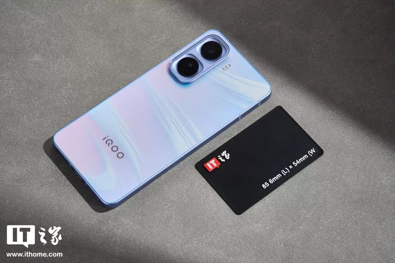 【IT之家开箱】iQOO Neo11“面对疾风”手机图赏:年轻玩家的电竞选优