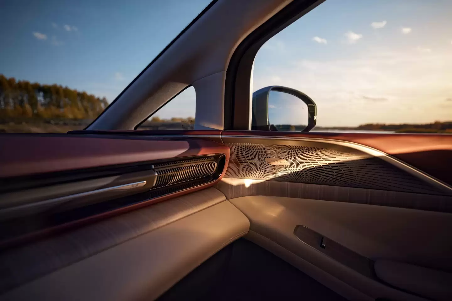 小鹏 X9 增程版内饰公开：穹顶星轨氛围灯、进口阿尤斯真木，号称