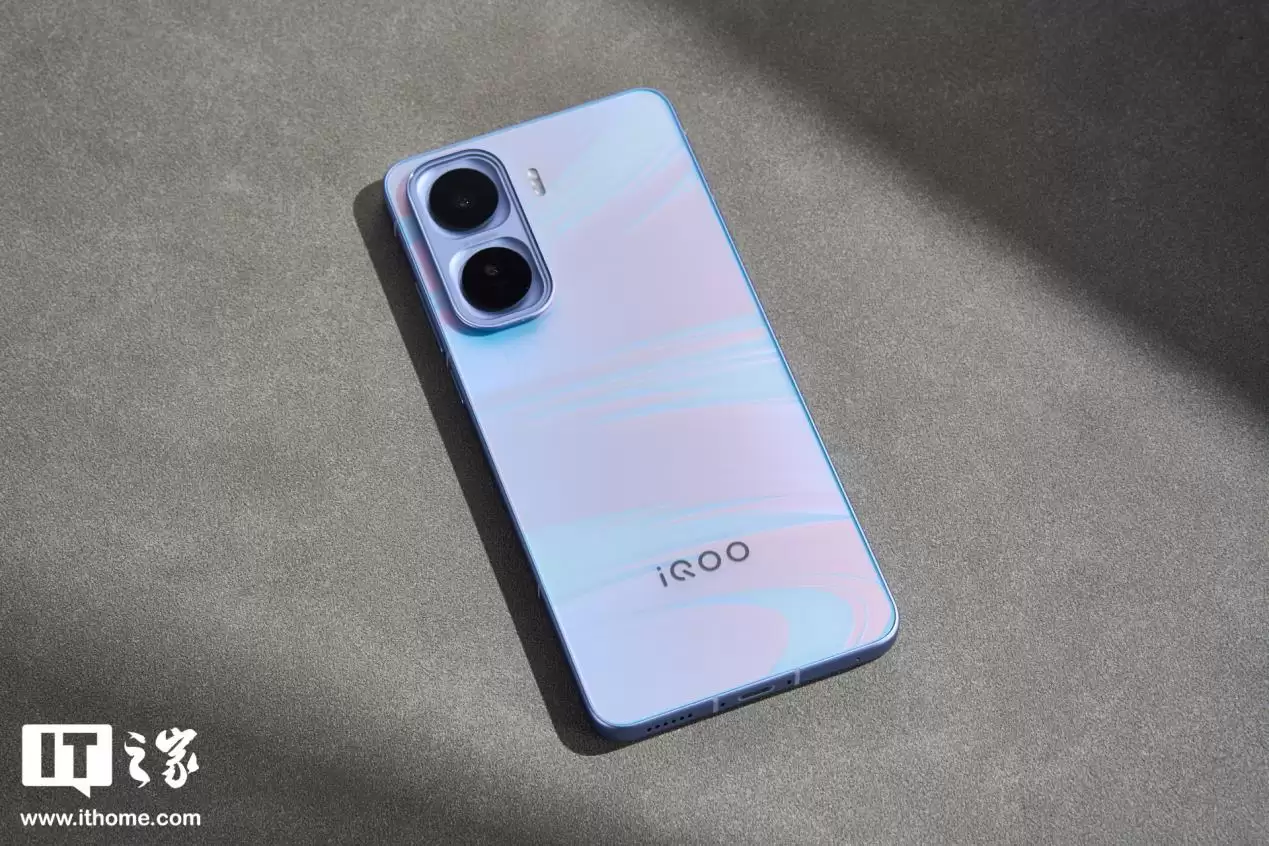 【IT之家开箱】iQOO Neo11“面对疾风”手机图赏:年轻玩家的电竞选优