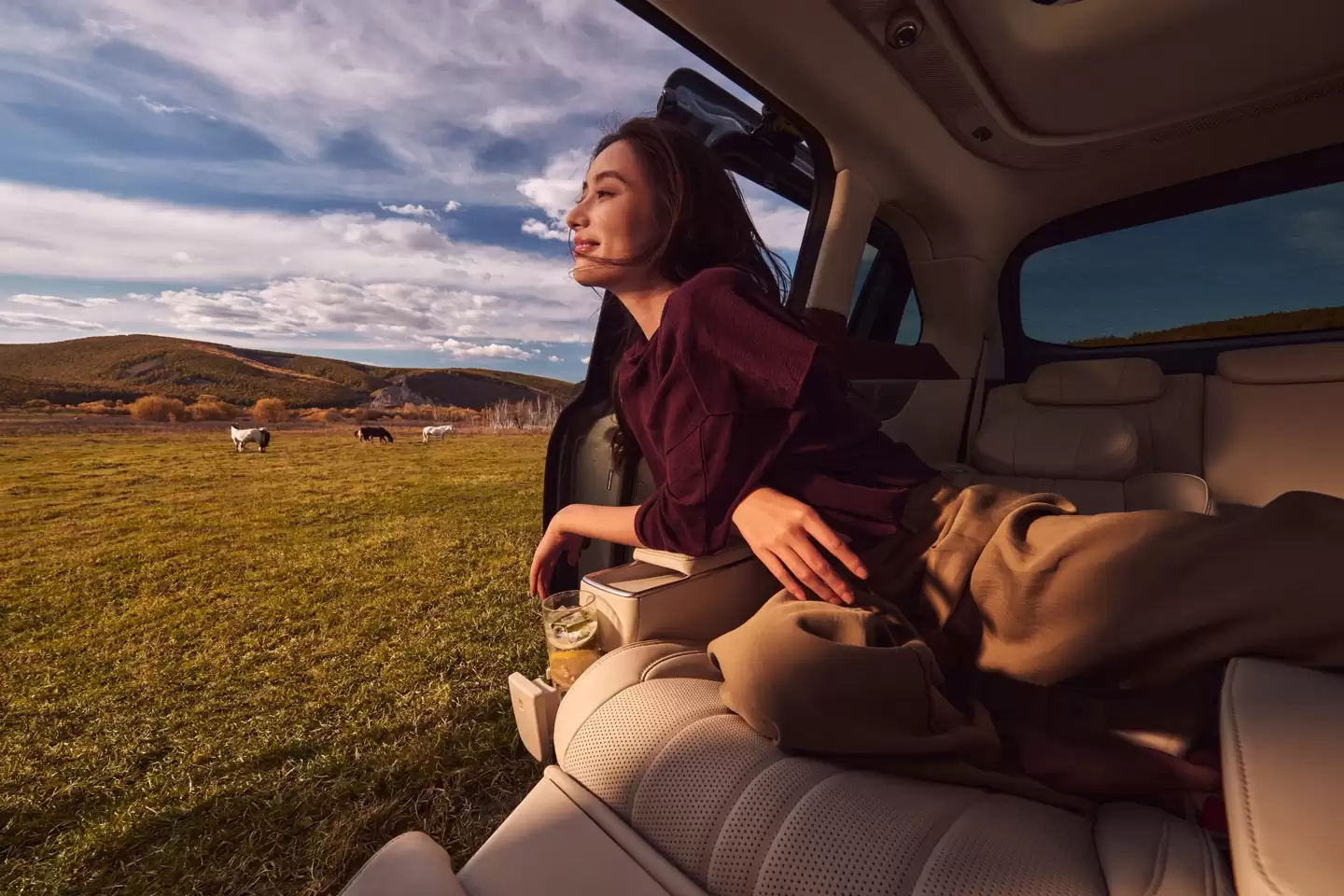 小鹏 X9 增程版内饰公开：穹顶星轨氛围灯、进口阿尤斯真木，号称