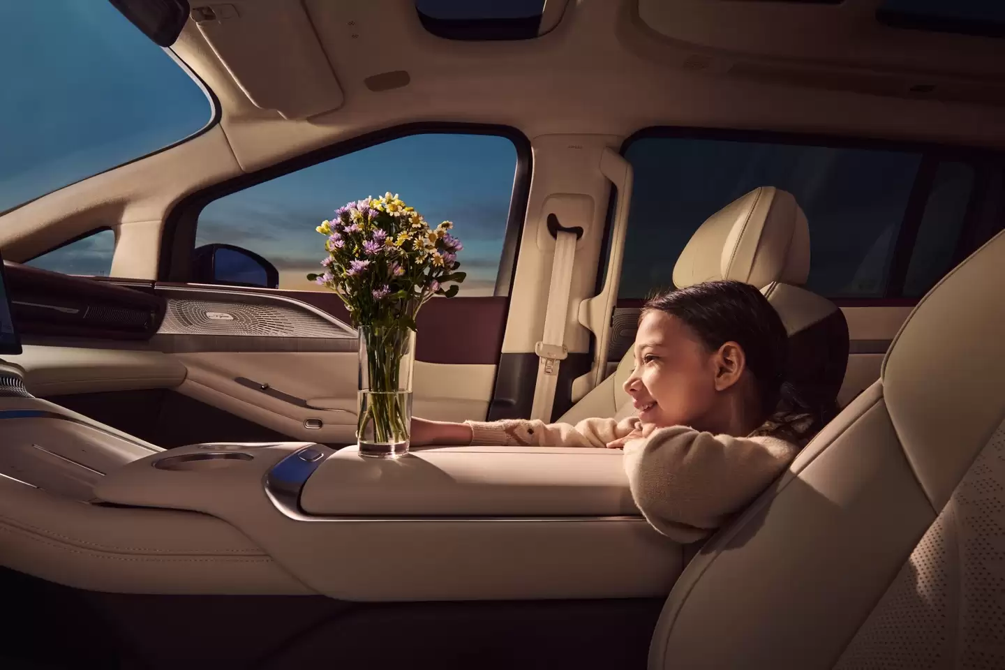 小鹏 X9 增程版内饰公开：穹顶星轨氛围灯、进口阿尤斯真木，号称