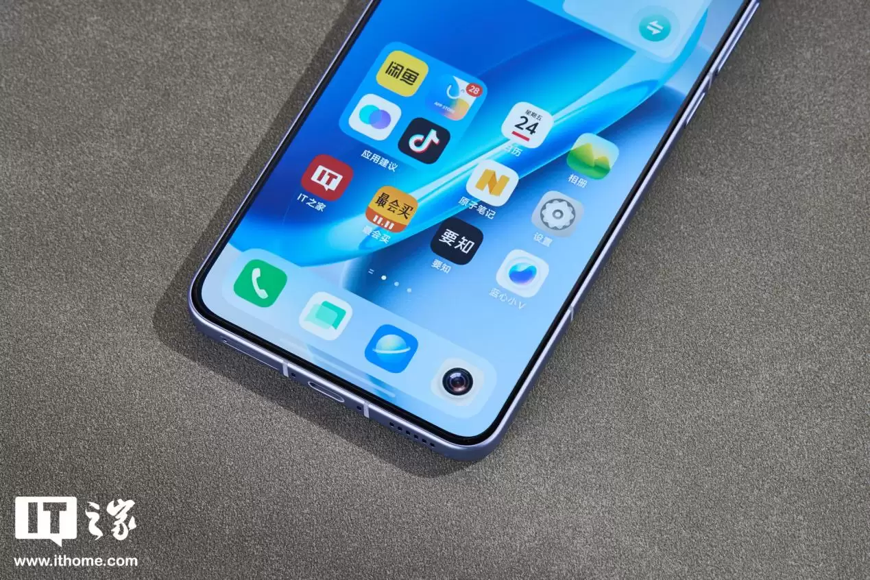 【IT之家开箱】iQOO Neo11“面对疾风”手机图赏:年轻玩家的电竞选优