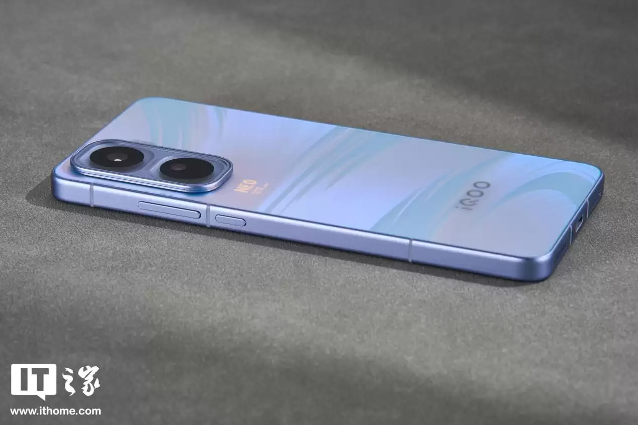 【IT之家开箱】iQOO Neo11“面对疾风”手机图赏:年轻玩家的电竞选优