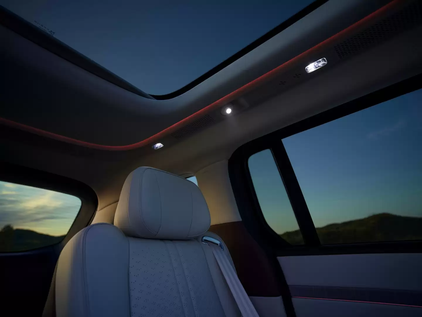 小鹏 X9 增程版内饰公开：穹顶星轨氛围灯、进口阿尤斯真木，号称