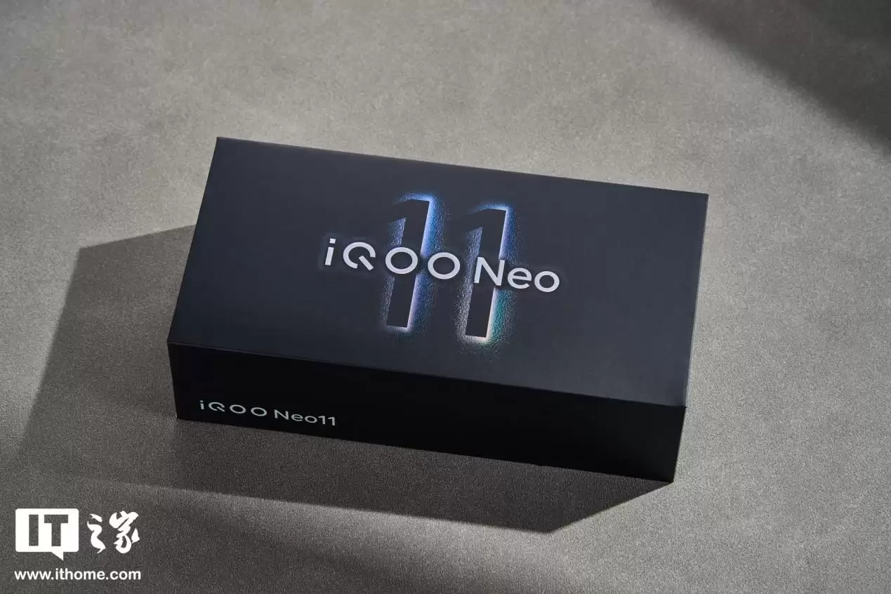 【IT之家开箱】iQOO Neo11“面对疾风”手机图赏:年轻玩家的电竞选优