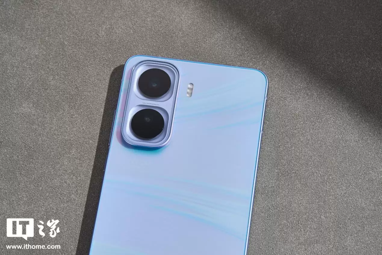 【IT之家开箱】iQOO Neo11“面对疾风”手机图赏:年轻玩家的电竞选优