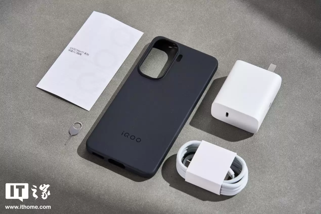 【IT之家开箱】iQOO Neo11“面对疾风”手机图赏:年轻玩家的电竞选优