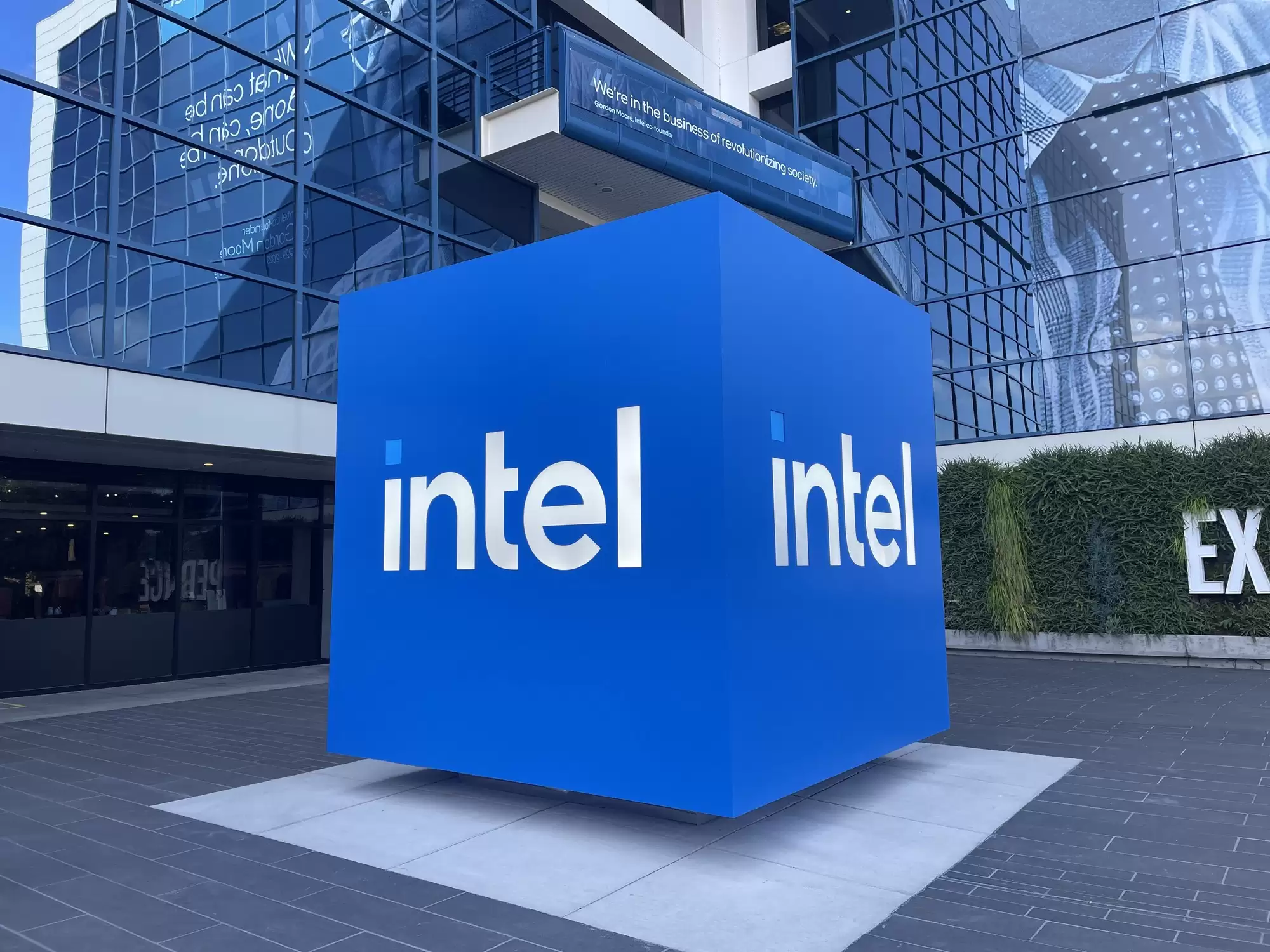 英特尔发布2025第三季度财报：扭亏为盈 同比增长2.8%