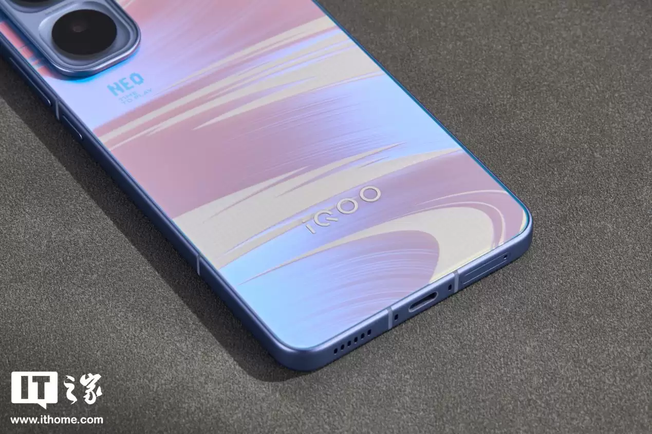 【IT之家开箱】iQOO Neo11“面对疾风”手机图赏:年轻玩家的电竞选优