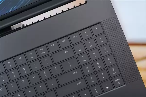 RTX 5090性能怪兽！雷蛇灵刃18+ 2025游戏本图赏