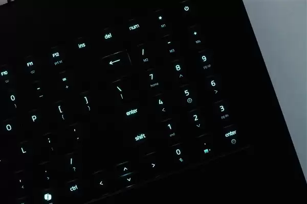 RTX 5090性能怪兽！雷蛇灵刃18+ 2025游戏本图赏