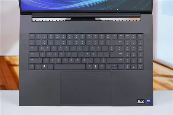 RTX 5090性能怪兽！雷蛇灵刃18+ 2025游戏本图赏