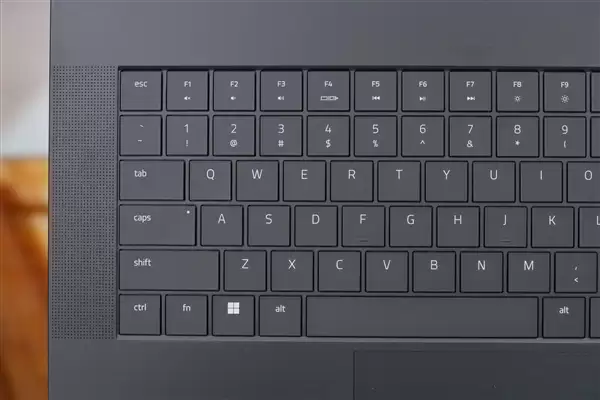 RTX 5090性能怪兽！雷蛇灵刃18+ 2025游戏本图赏