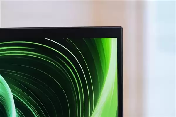 RTX 5090性能怪兽！雷蛇灵刃18+ 2025游戏本图赏