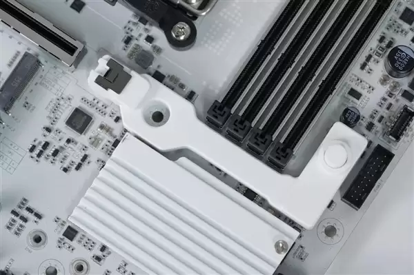 白色高颜值主板!七彩虹CVN B850 ARK FROZEN v14方舟图赏