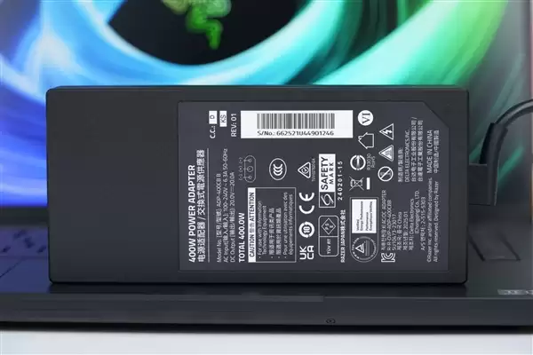 RTX 5090性能怪兽！雷蛇灵刃18+ 2025游戏本图赏