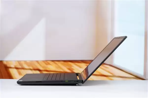 RTX 5090性能怪兽！雷蛇灵刃18+ 2025游戏本图赏