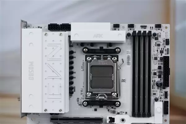 白色高颜值主板!七彩虹CVN B850 ARK FROZEN v14方舟图赏