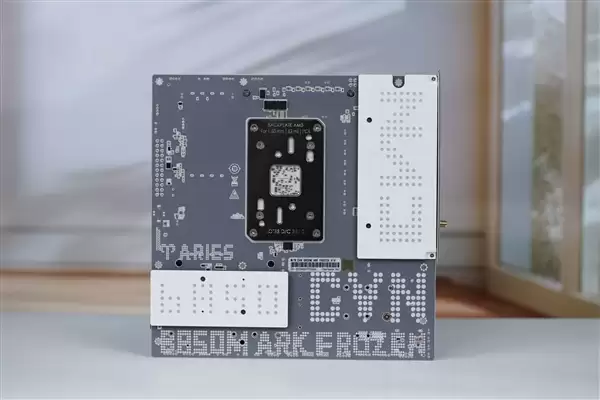 白色高颜值主板!七彩虹CVN B850 ARK FROZEN v14方舟图赏