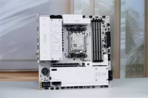 白色高颜值主板!七彩虹CVN B850 ARK FROZEN v14方舟图赏