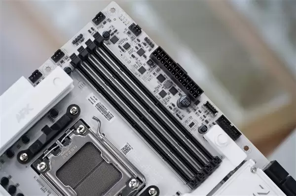 白色高颜值主板!七彩虹CVN B850 ARK FROZEN v14方舟图赏