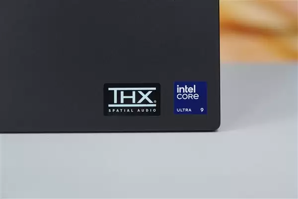 RTX 5090性能怪兽！雷蛇灵刃18+ 2025游戏本图赏