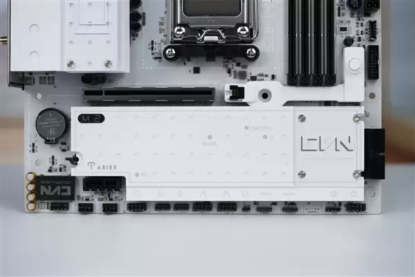 白色高颜值主板!七彩虹CVN B850 ARK FROZEN v14方舟图赏