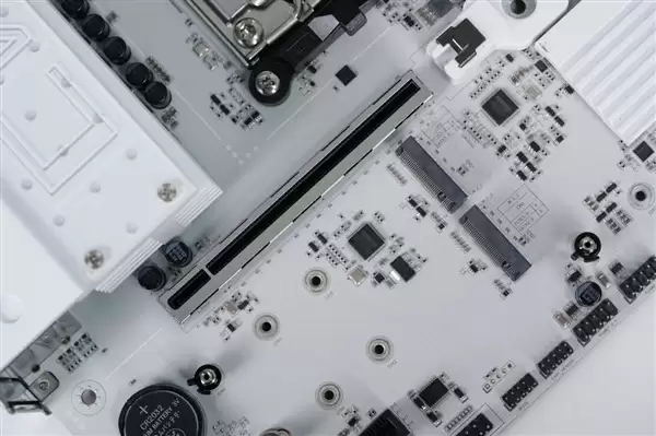 白色高颜值主板!七彩虹CVN B850 ARK FROZEN v14方舟图赏