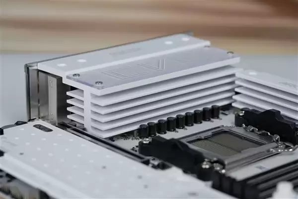 白色高颜值主板!七彩虹CVN B850 ARK FROZEN v14方舟图赏