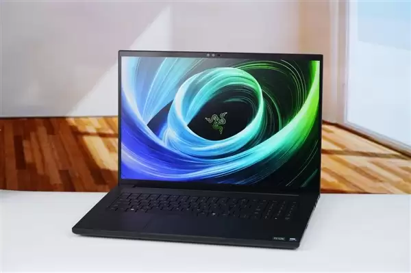 RTX 5090性能怪兽！雷蛇灵刃18+ 2025游戏本图赏