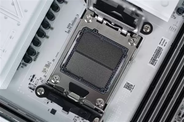 白色高颜值主板!七彩虹CVN B850 ARK FROZEN v14方舟图赏