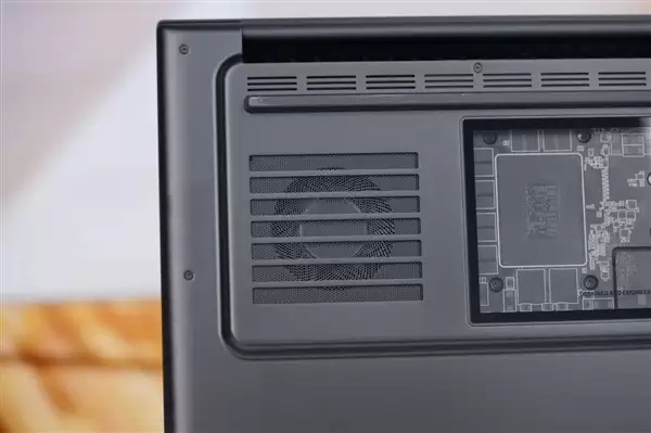 RTX 5090性能怪兽！雷蛇灵刃18+ 2025游戏本图赏