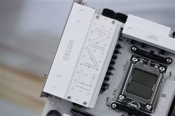 白色高颜值主板!七彩虹CVN B850 ARK FROZEN v14方舟图赏