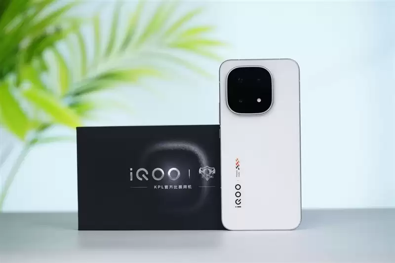 从性能机到水桶旗舰！ iQOO 15评测：双芯算力+全场景优化 不止游戏强机