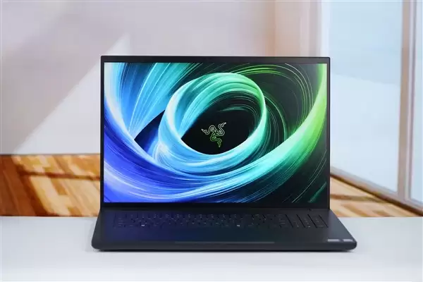 RTX 5090性能怪兽！雷蛇灵刃18+ 2025游戏本图赏