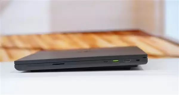 RTX 5090性能怪兽！雷蛇灵刃18+ 2025游戏本图赏