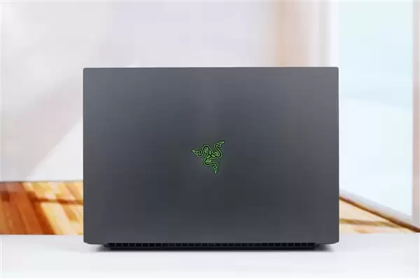 RTX 5090性能怪兽！雷蛇灵刃18+ 2025游戏本图赏