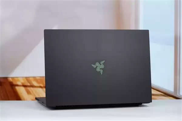 RTX 5090性能怪兽！雷蛇灵刃18+ 2025游戏本图赏