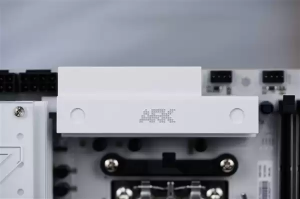 白色高颜值主板!七彩虹CVN B850 ARK FROZEN v14方舟图赏