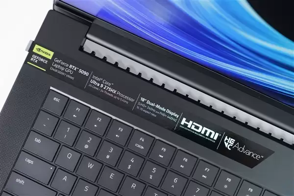 RTX 5090性能怪兽！雷蛇灵刃18+ 2025游戏本图赏