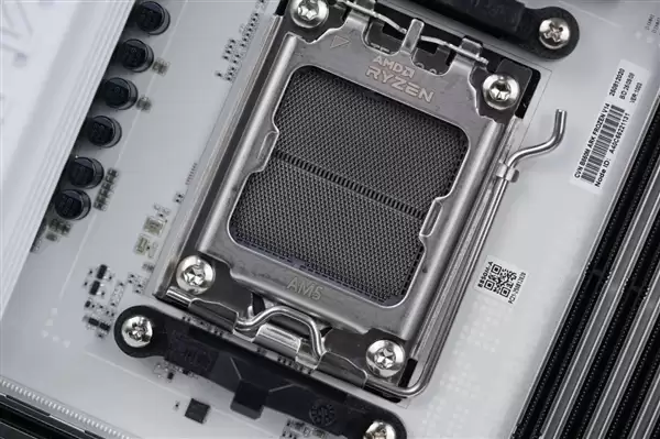 白色高颜值主板!七彩虹CVN B850 ARK FROZEN v14方舟图赏