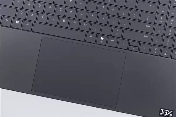 RTX 5090性能怪兽！雷蛇灵刃18+ 2025游戏本图赏